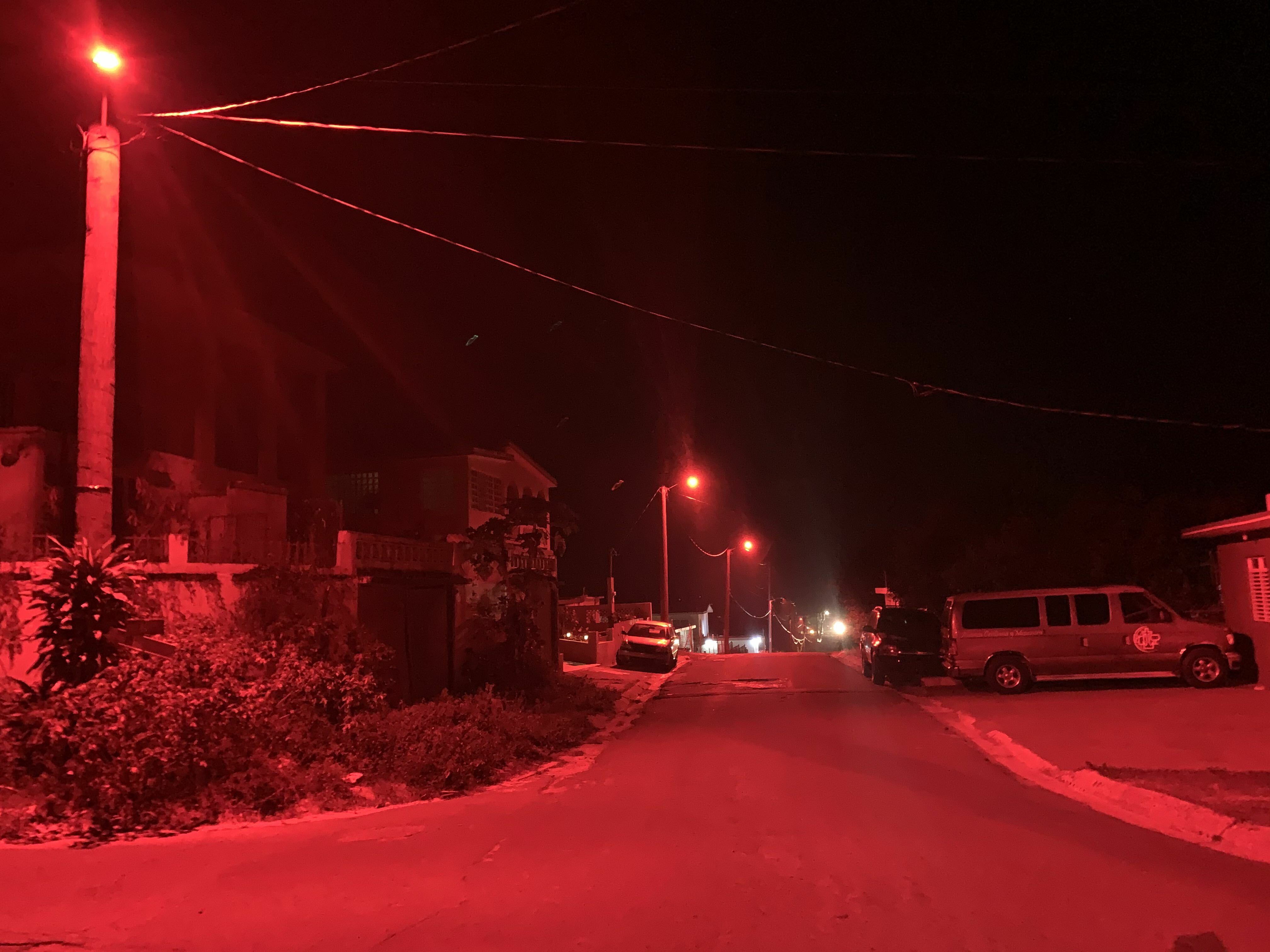 La ville où nous avons passé nos vacances a des lampadaires rouges pour ne pas perturber la faune.