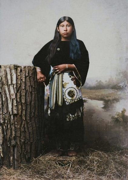 une jeune femme kiowa (kiawah) en robe indigène