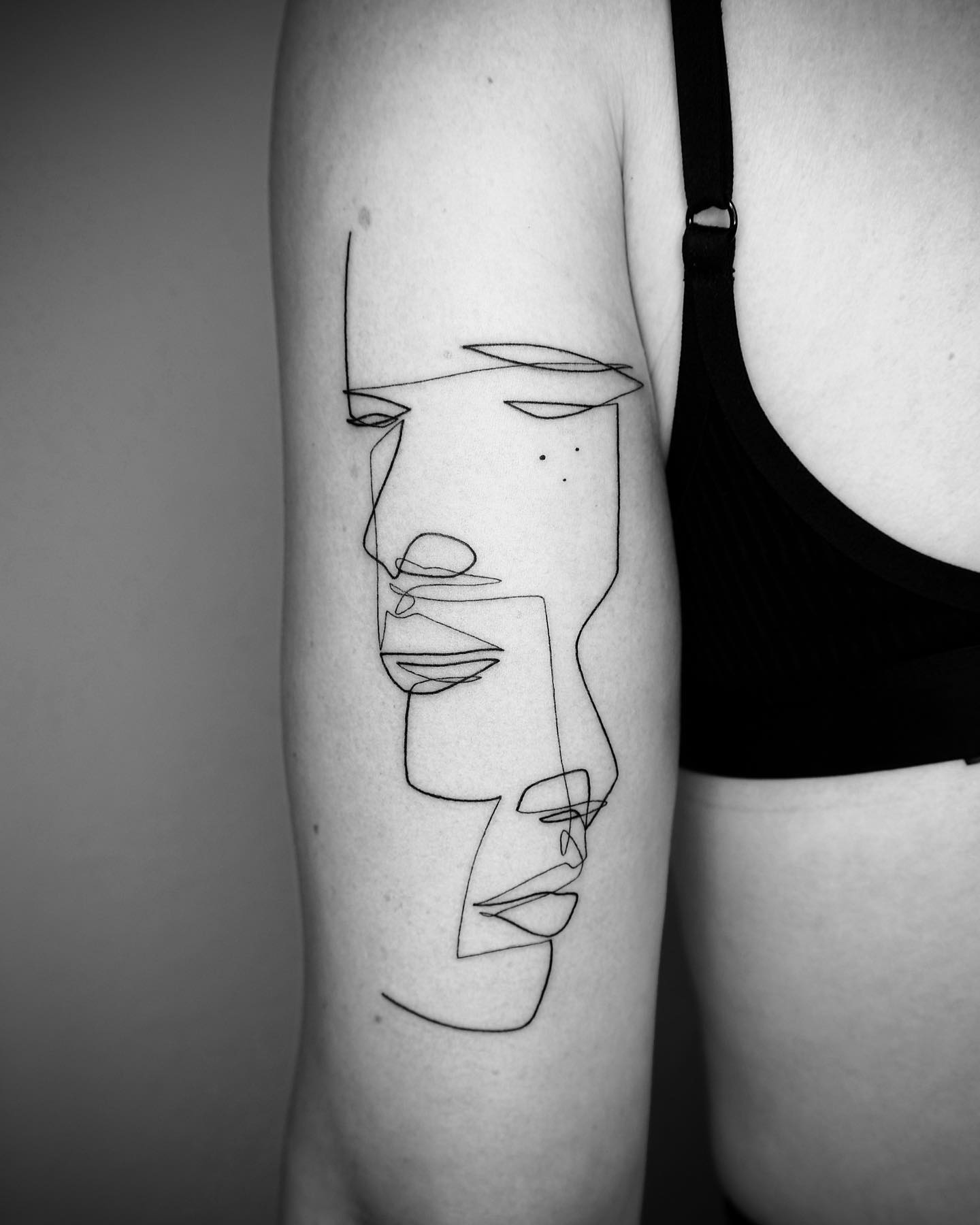 Cet artiste crée des tatouages captivants à l’aide d’une seule ligne (35 images)