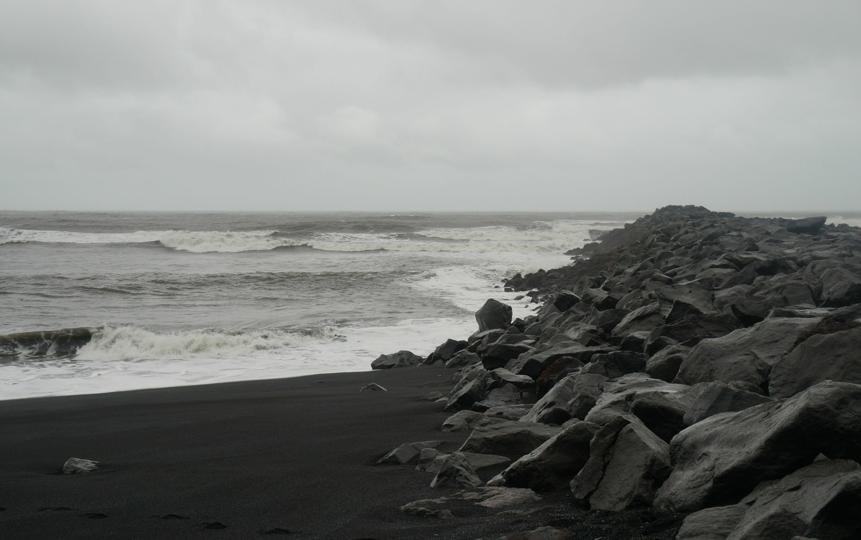 est allé sur une plage en Islande et a pris une photo en couleur qui a l'air d'être entièrement en niveaux de gris
