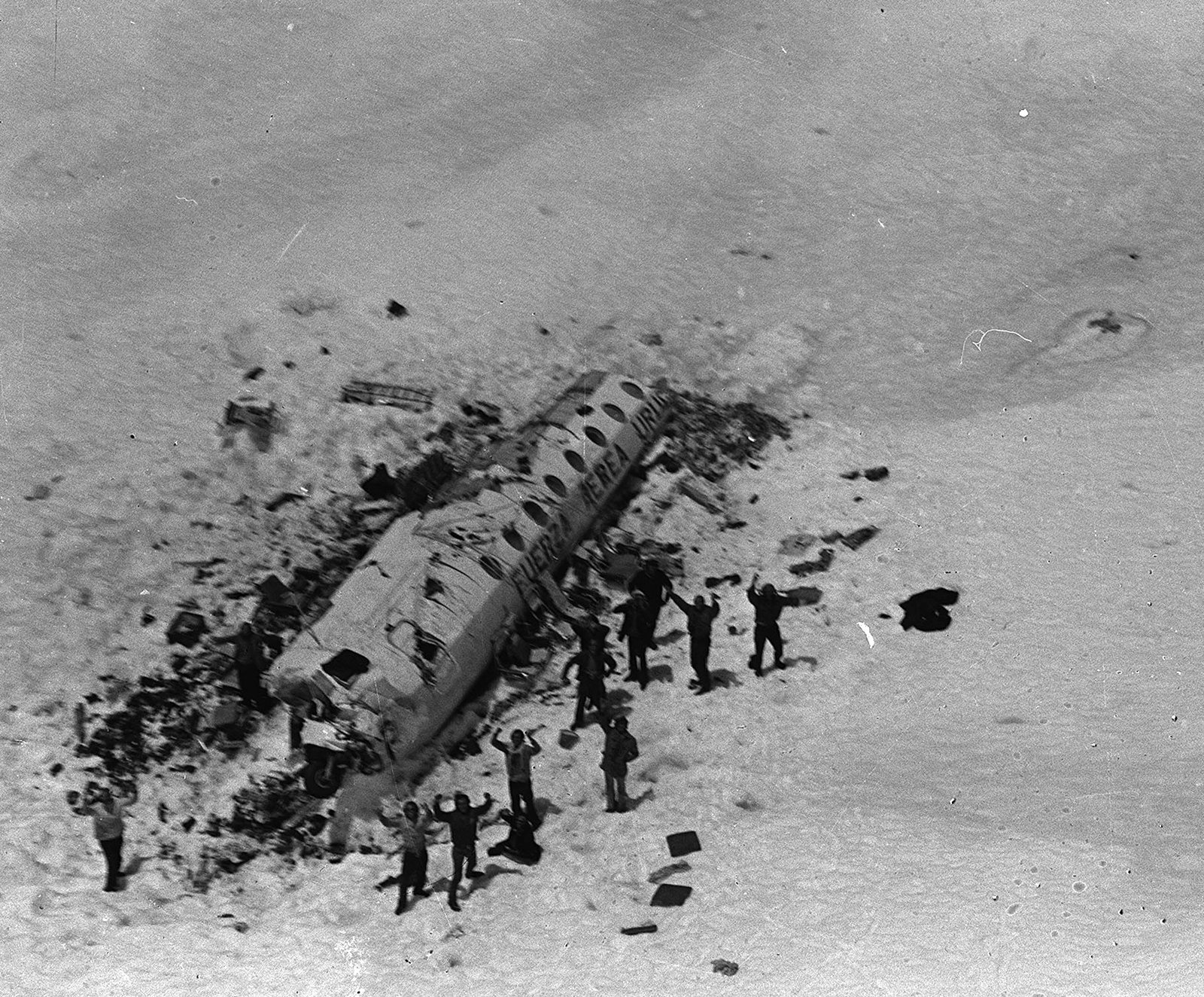 Le vol uruguayen 571 est un tragique accident d’aviation qui s’est produit en 1972. L’avion transportant 45 passagers s’est écrasé dans les Andes et les survivants ont eu recours au cannibalisme avant d’être secourus deux mois plus tard.