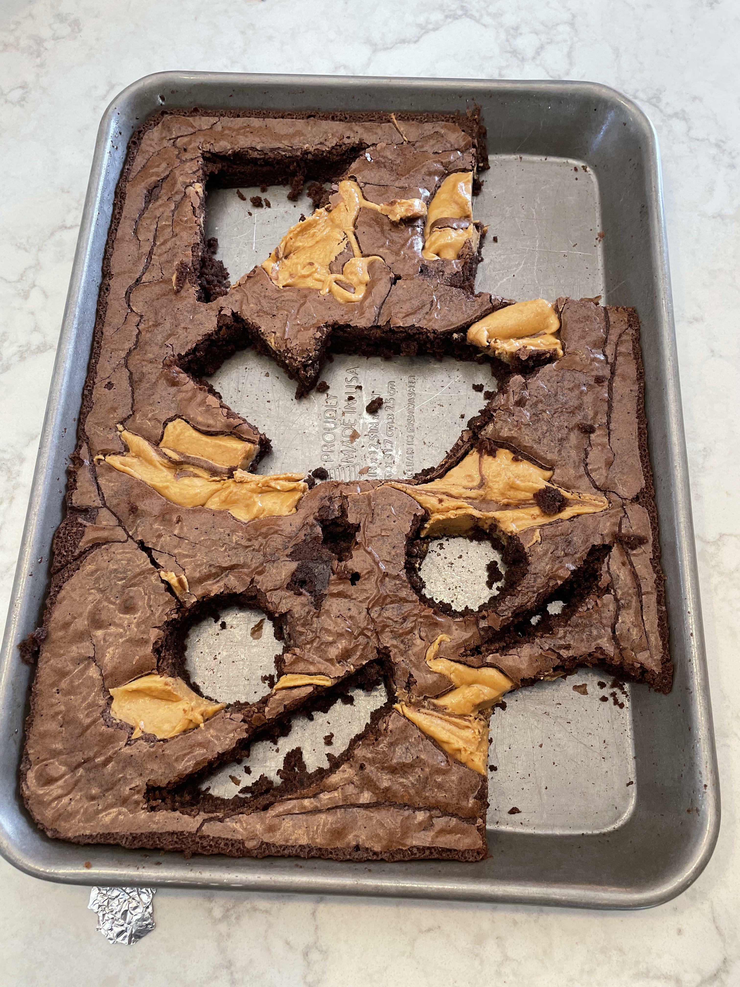 Les enfants découpent les brownies