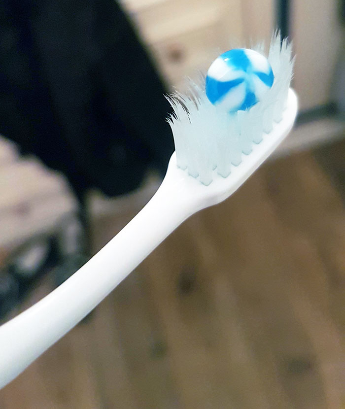 La boule de dentifrice de forme parfaite ressemble un peu à un bonbon dur.
