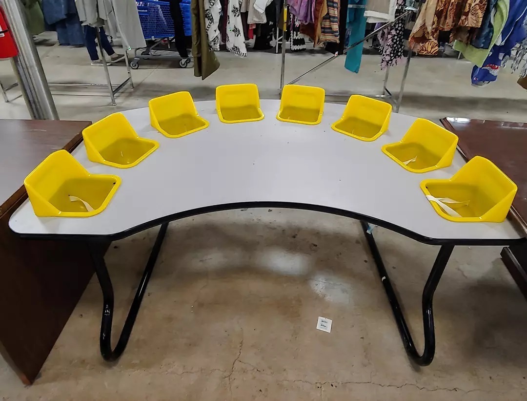 meubles essentiels pour un bambin table ronde discussion