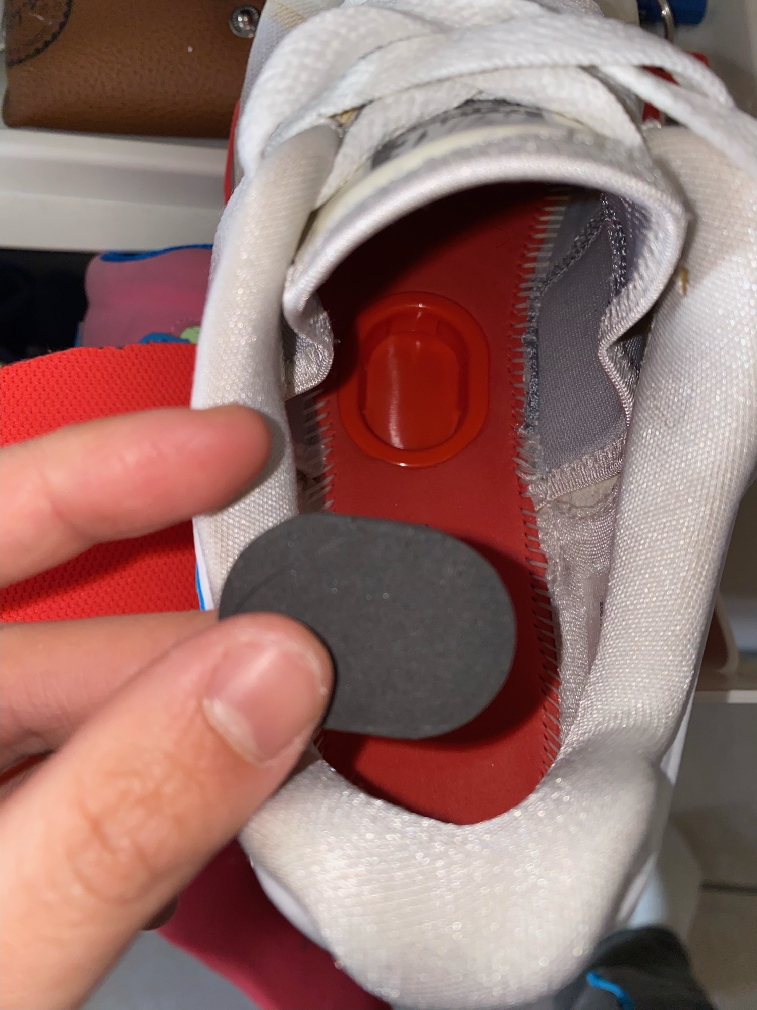 ce trou en plastique rempli d’un insert en mousse sous nike sneaker sole insert, uniquement dans la chaussure gauche.
