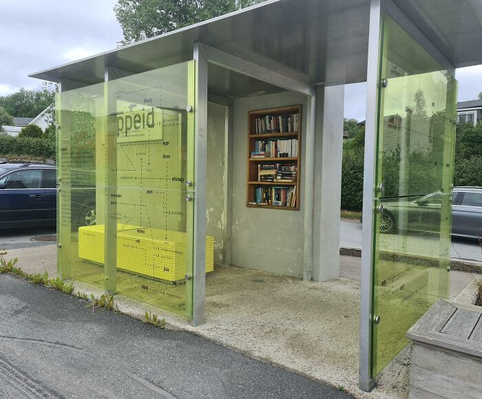 arrêt de bus en norvège avec des livres que tu peux lire pendant que tu attends