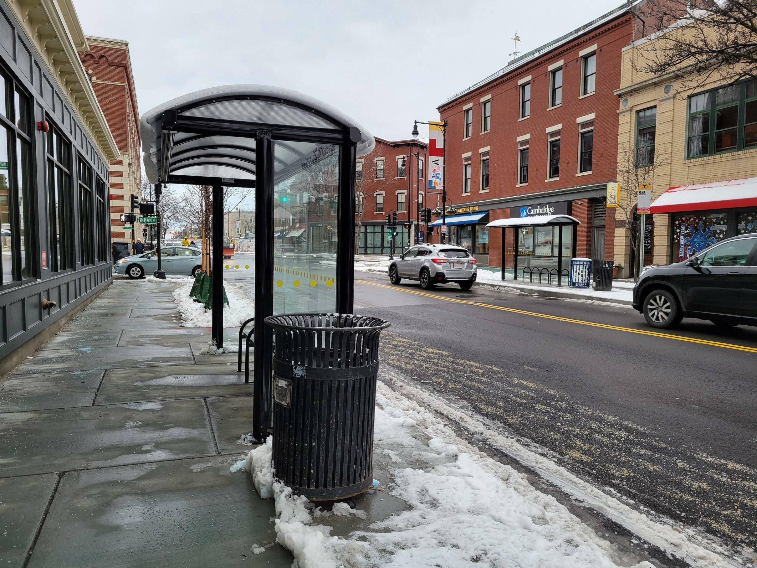 Cet arrêt de bus est orienté dans le mauvais sens