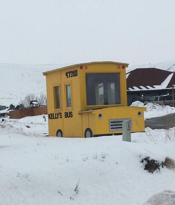 cet arrêt de bus fermé pour que les enfants puissent l’utiliser pendant qu’ils attendent dans le froid.