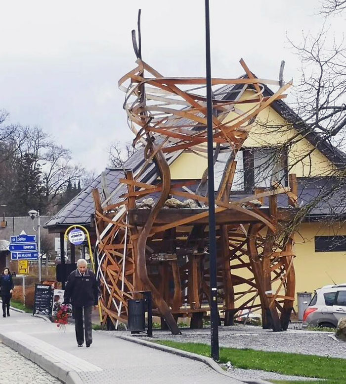 Arrêt de bus à structure de bois fantaisiste à l’écart de la route principale à Bludov, en Moravie du Nord.