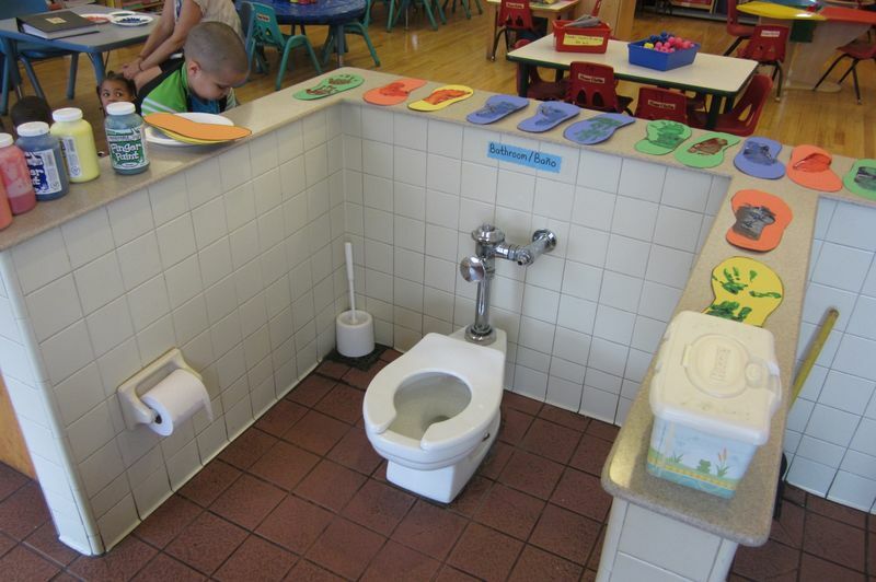 Toutes les toilettes doivent être centrées au milieu de la classe pour que les enfants qui mangent leur collation à un mètre de là puissent être témoins de la défécation de leurs camarades de classe.