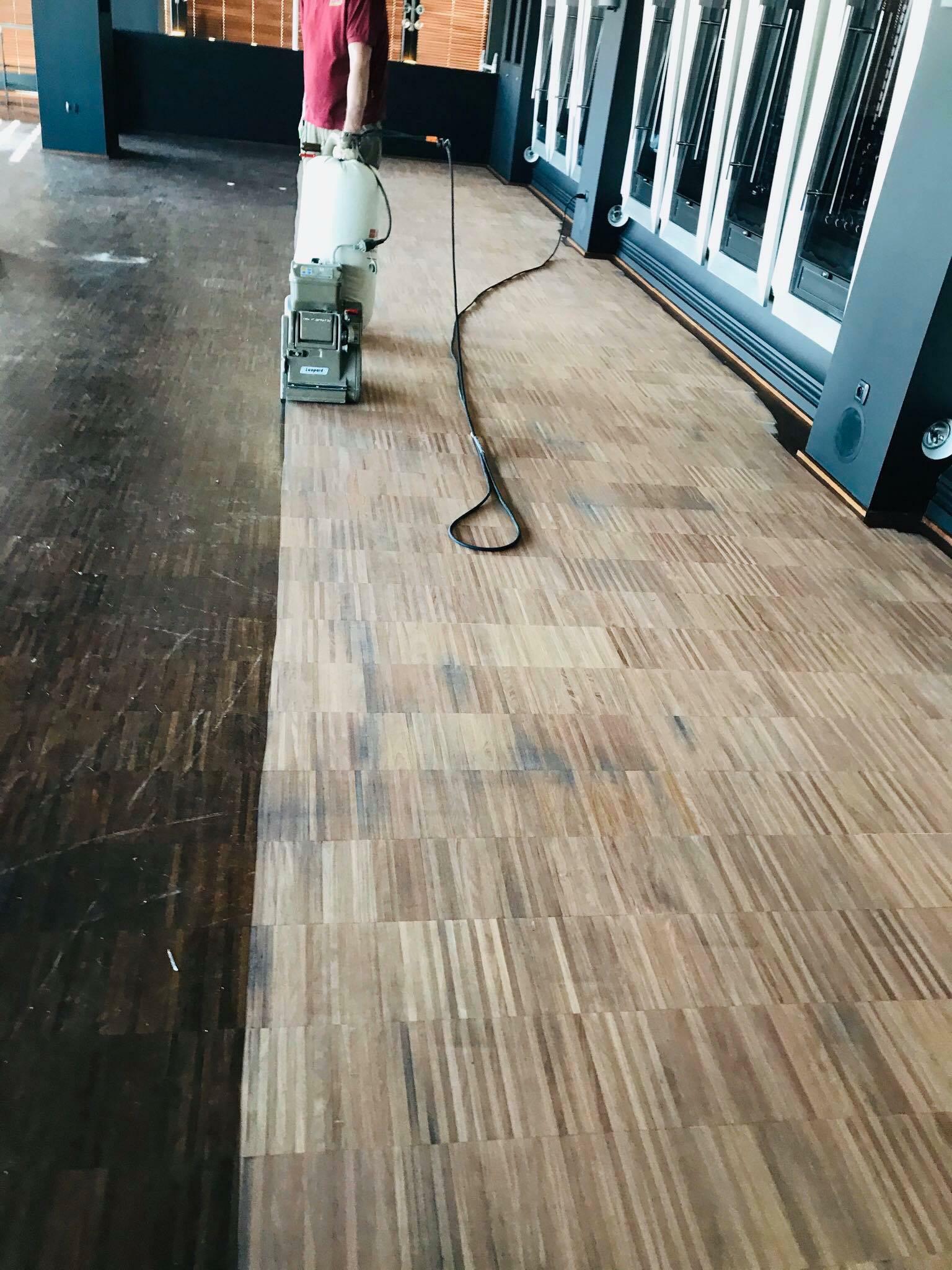 nettoyer le sol en bois de notre restaurant, vieux de 10 ans, à l’aide d’une machine à laver industrielle.