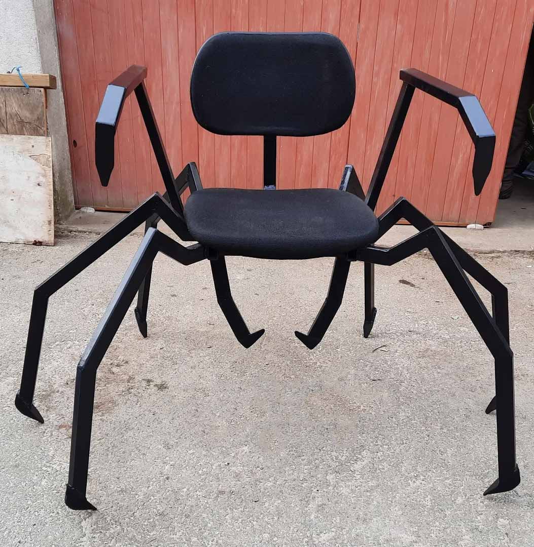 Est-ce que quelqu’un aime ma nouvelle chaise araignée noire ?