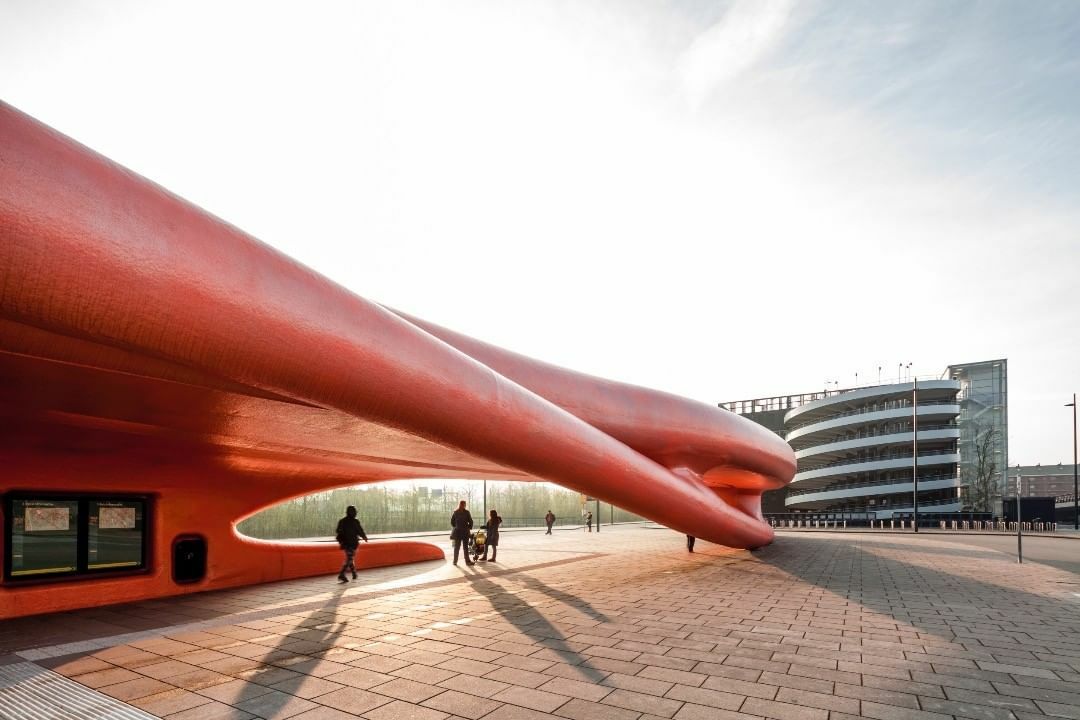 “L’incroyable mâchoire de baleine” gare routière par nio architecten à hoofddorp, pays-bas.