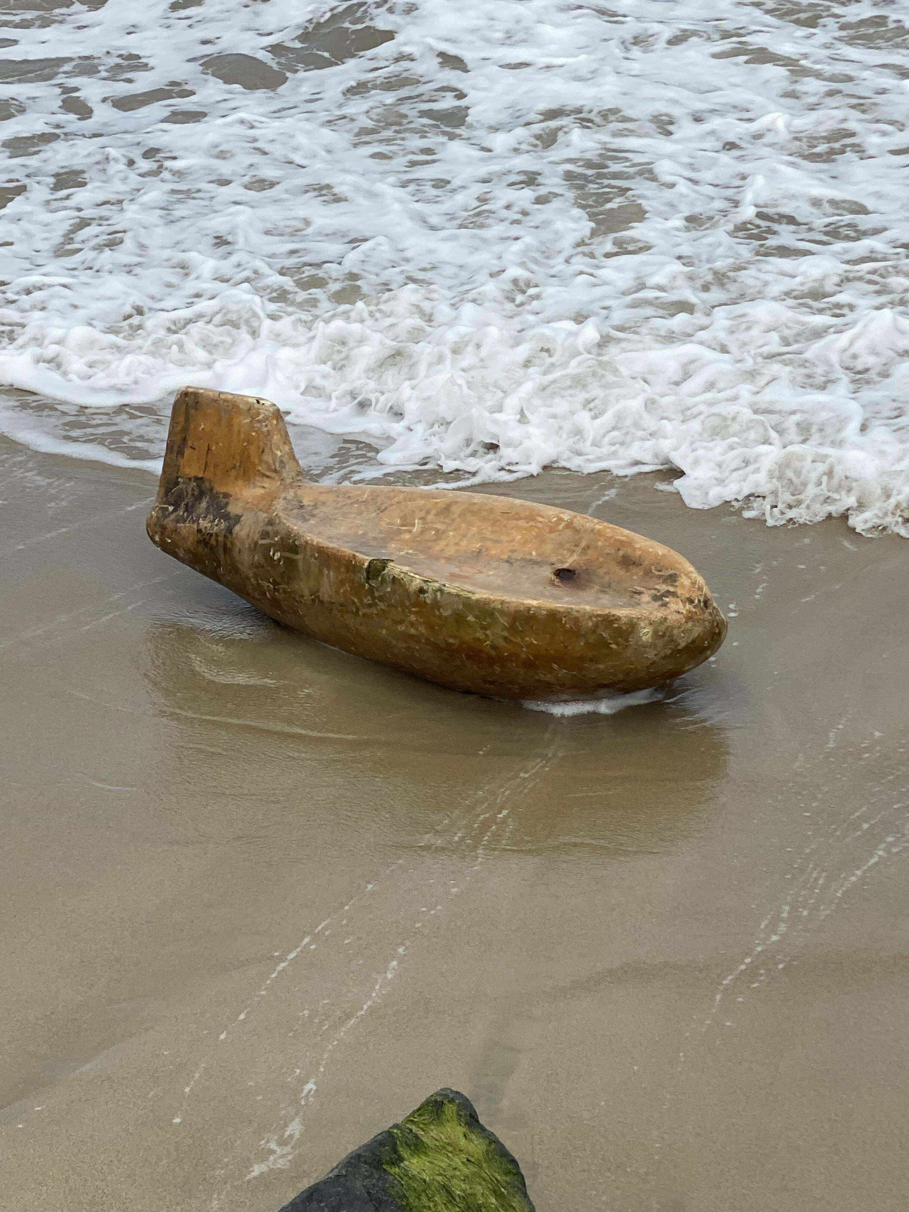 Ce produit s'est échoué sur la plage. Il est très lourd mais semble à peine flotter. Il mesure environ 3-4 pieds de long et ressemble à de la fibre de verre à l'extérieur, mais je n'en suis pas tout à fait sûr.