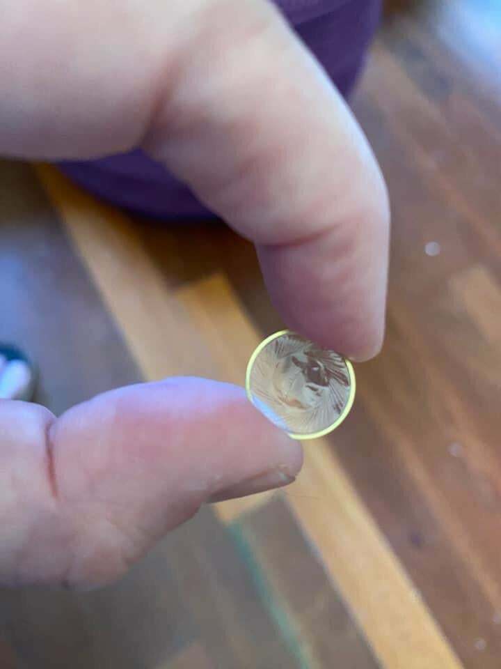 Quelqu’un sait ce que c’est ? anneau en or avec du plastique fin. environ 1 cm
