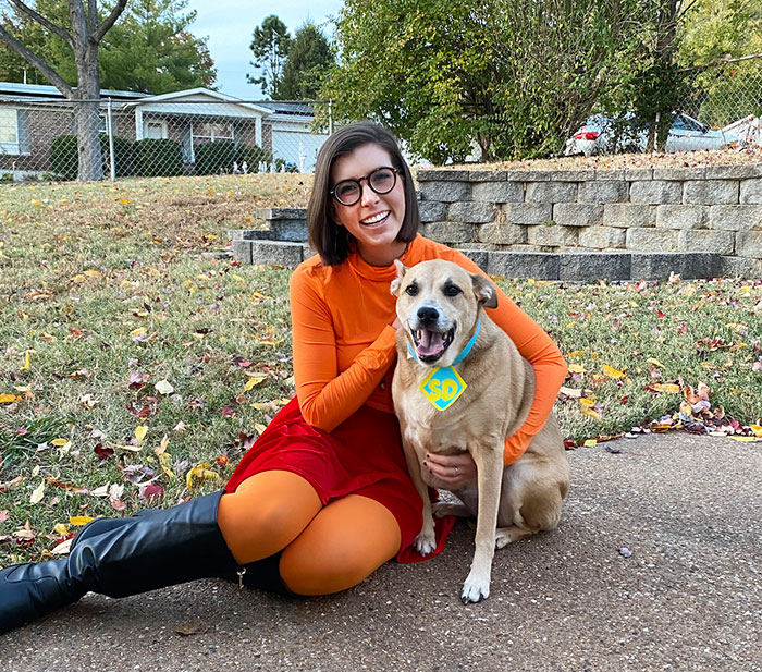 Mon chien et moi nous sommes déguisés en Scooby et Velma cette année.