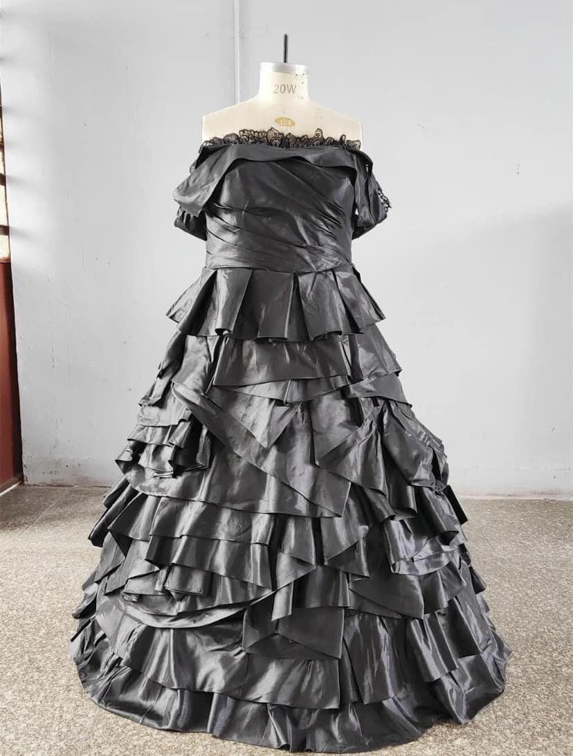 Je regardais des robes de mariée et on m’a suggéré celle-ci 😬… on dirait qu’elle est faite de sacs épais.