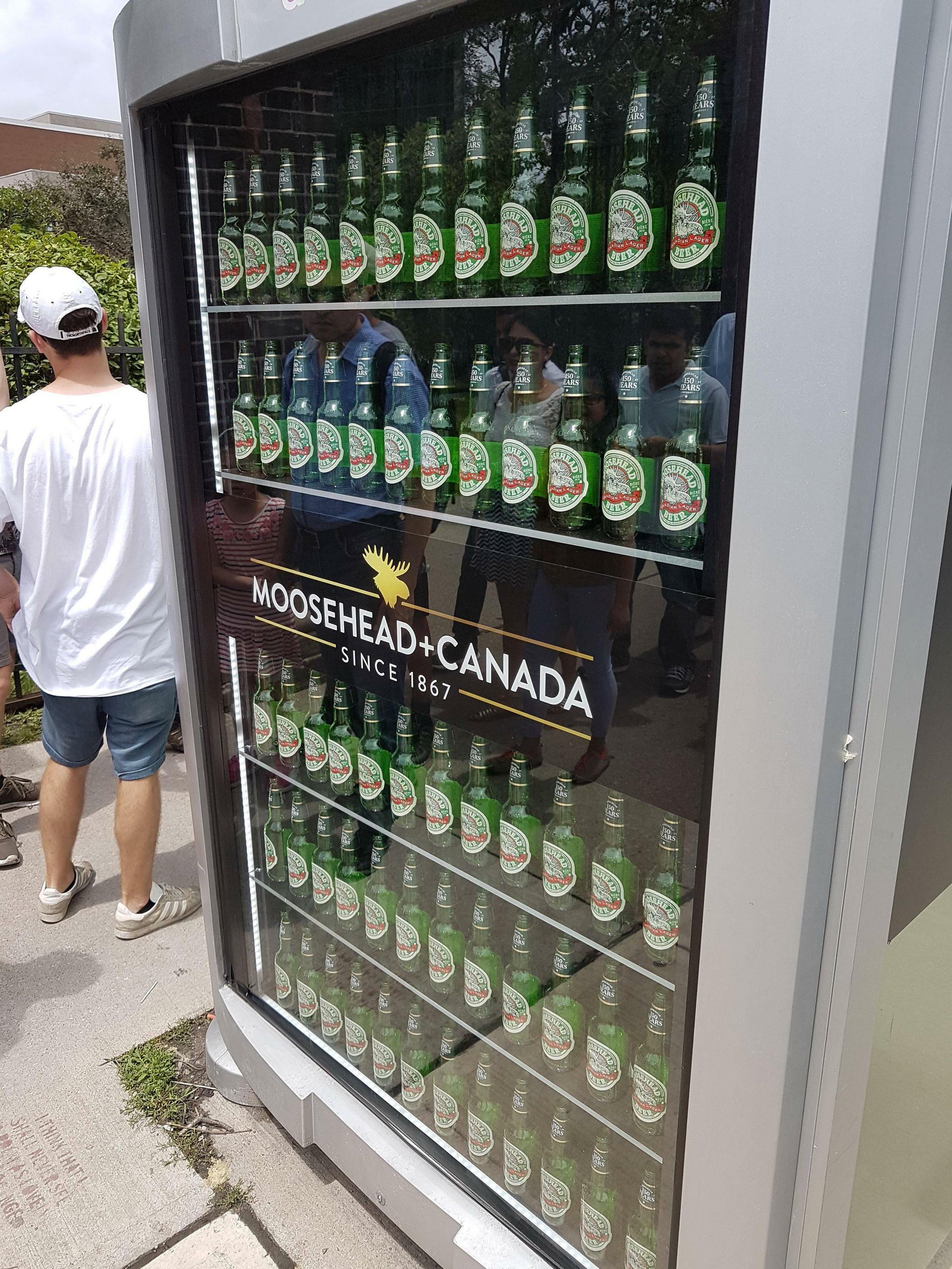 Cette publicité pour un arrêt de bus utilise de vraies bouteilles de bière