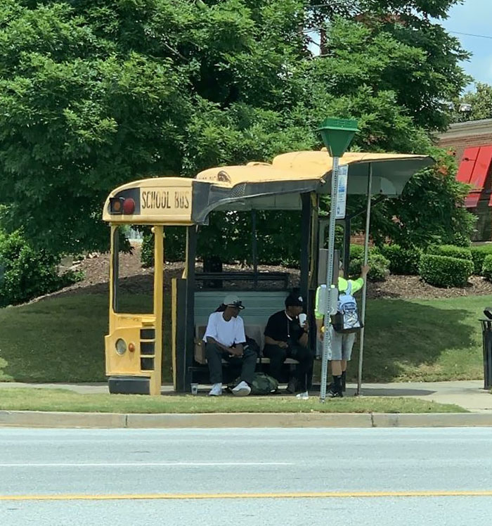 un arrêt de bus fabriqué à partir d’un vieux bus scolaire