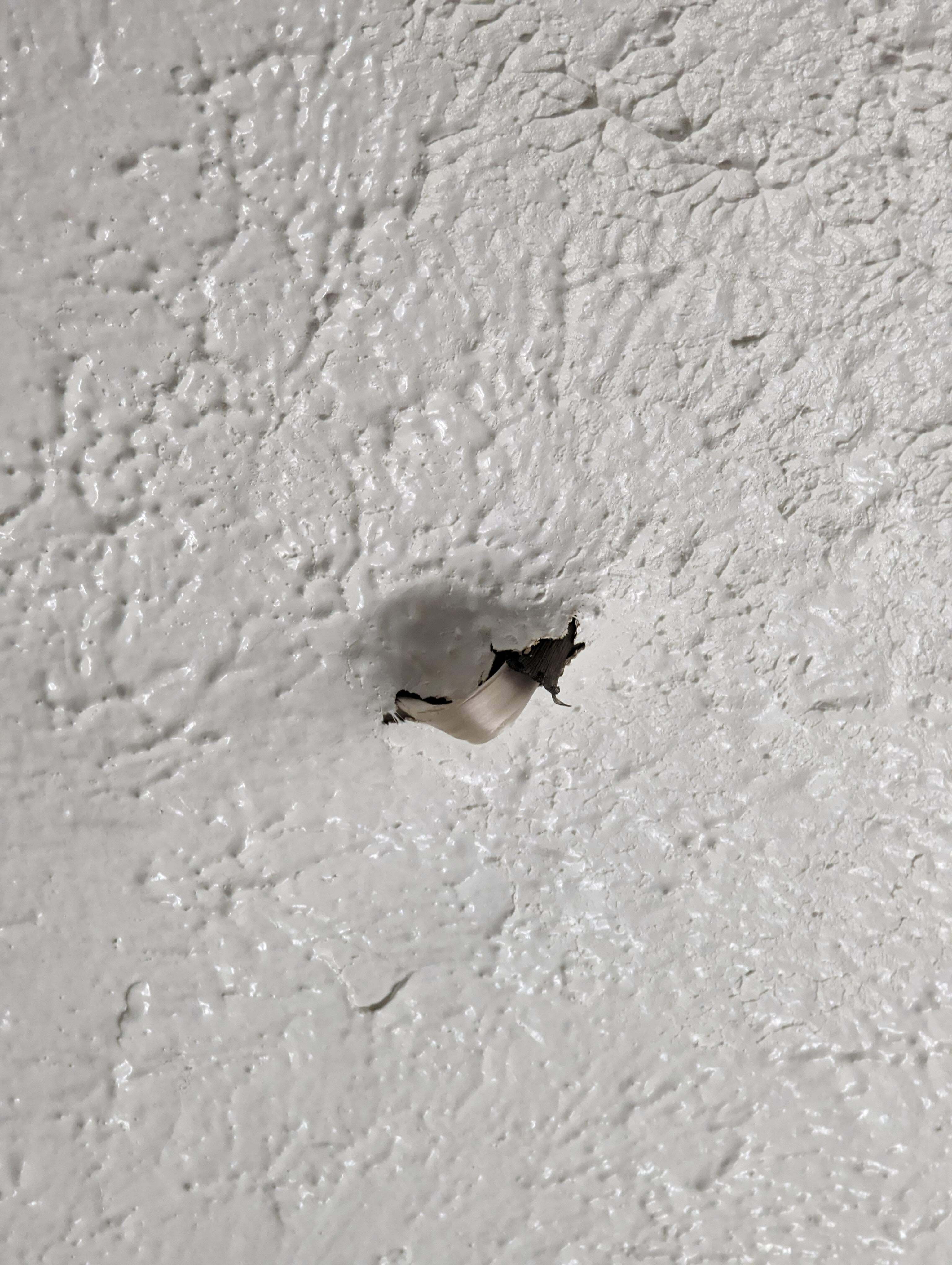 Ce fil bizarre a été poussé à travers le plafond de ma salle de bain