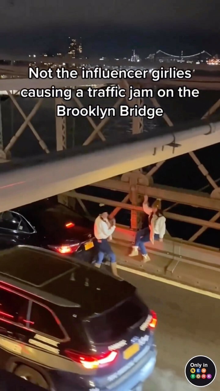 Jusqu’à quel point dois-tu manquer d’égards pour t’arrêter sur le pont de Brooklyn et prendre une photo, provoquant ainsi un embouteillage ?