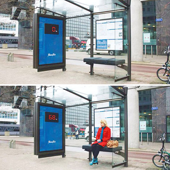 Cette publicité dans un arrêt de bus pour un club de santé aux Pays-Bas avait une balance dans le siège et affichait le poids de la personne assise à la vue de tous – pour lui faire honte et l’inciter à s’inscrire.