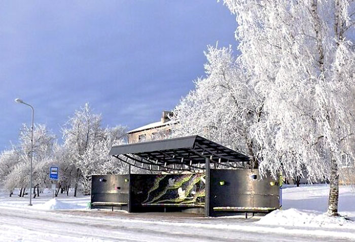 mon arrêt de bus en mosaïque entouré de la beauté de l’hiver