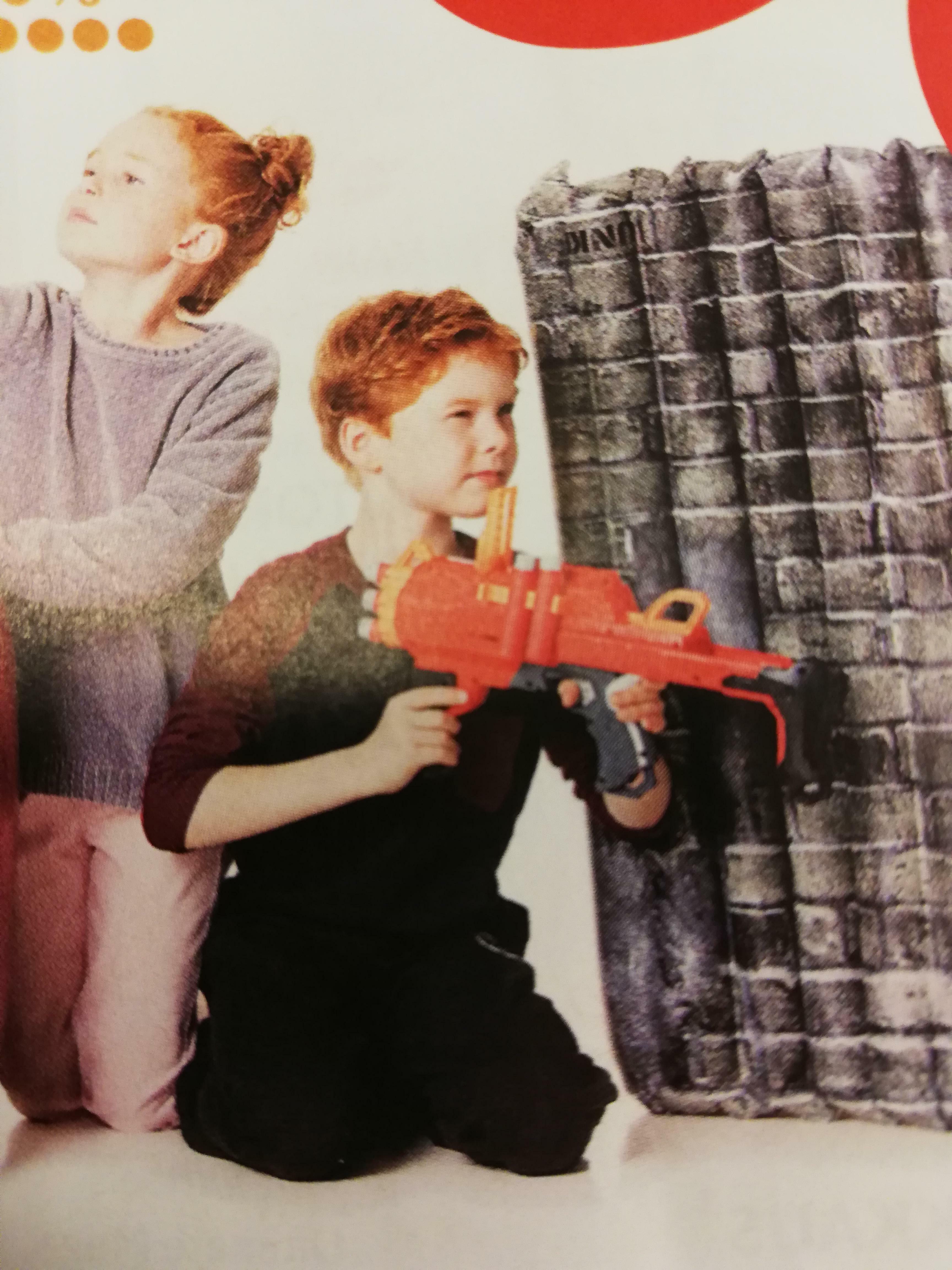 cette publicité d'un enfant qui tient un pistolet nerf de la mauvaise façon