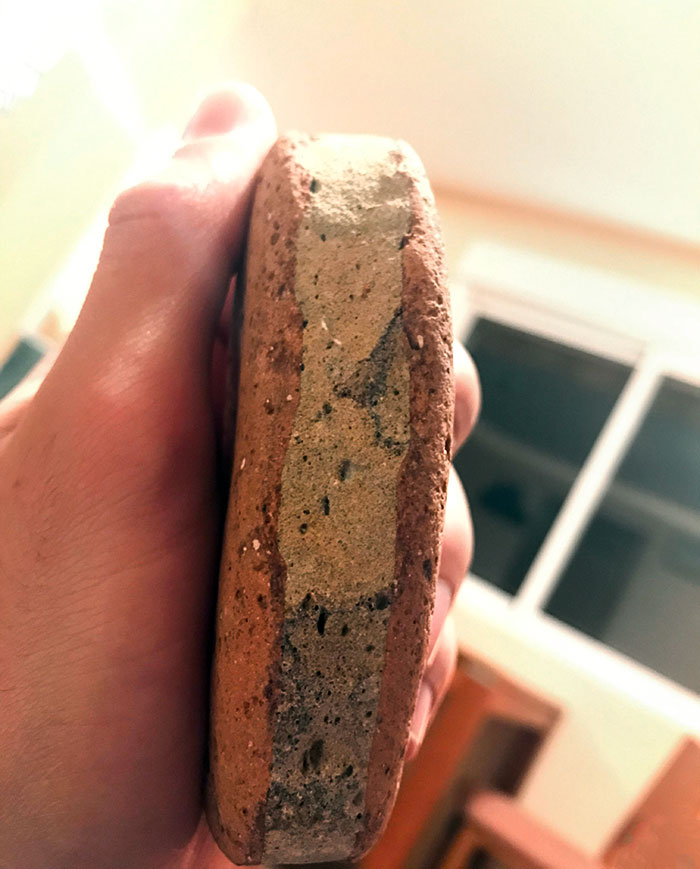 Ce rocher ressemble à un sandwich à la crème glacée