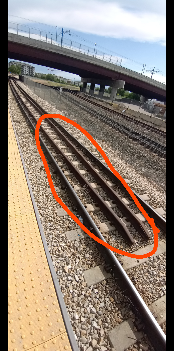 Comment s’appellent ces rails entre les rails principaux et à quoi servent-ils ?