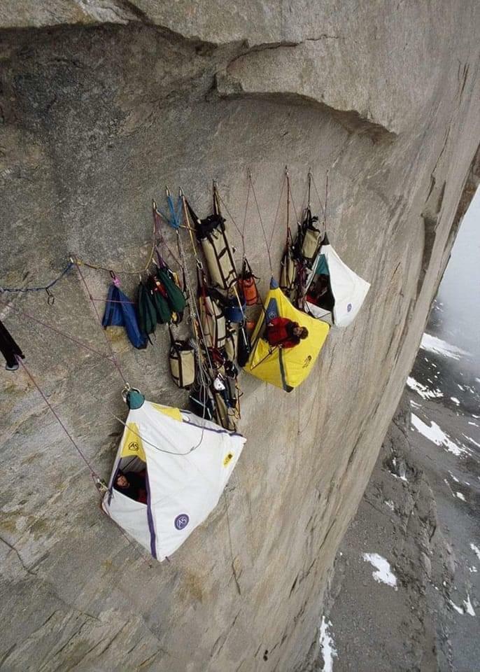 abri d’alpiniste au milieu d’une falaise