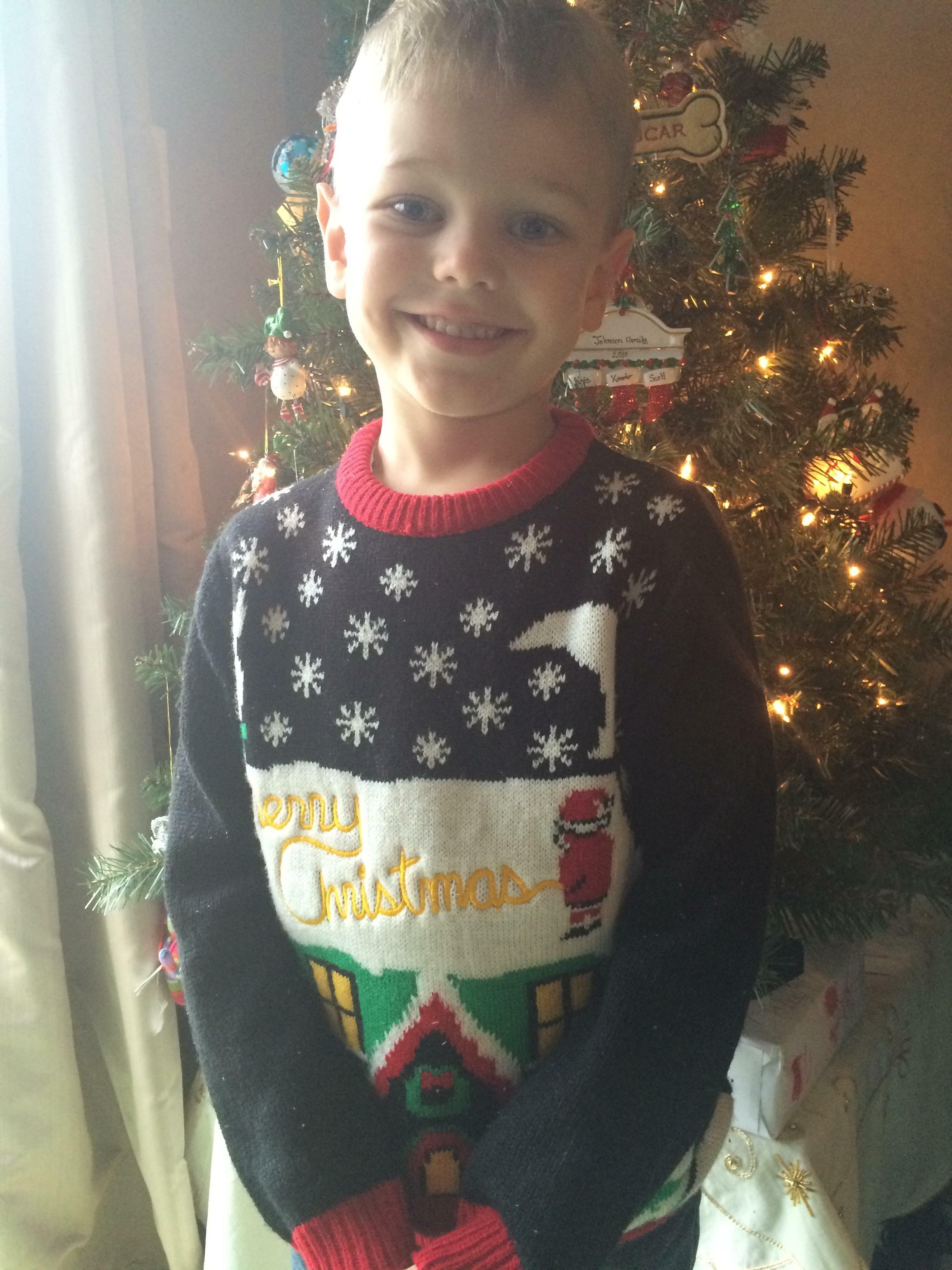 J'ai accidentellement envoyé mon fils à l'école avec son pull de Noël moche nouvellement acheté.