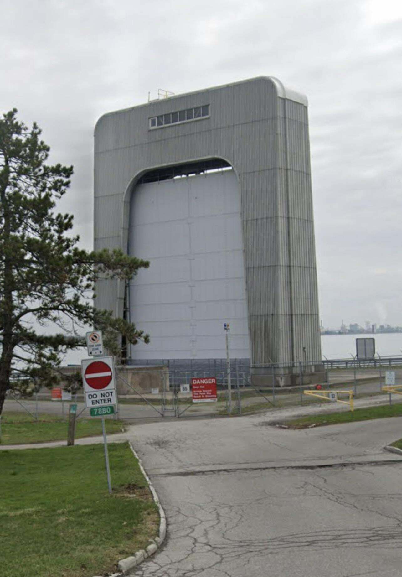 Cette “porte” sur la rivière Niagara, il n’y a rien derrière. J’ai supposé qu’elle faisait partie d’un quai ou quelque chose comme ça, mais je n’arrive pas à penser à son utilisation.