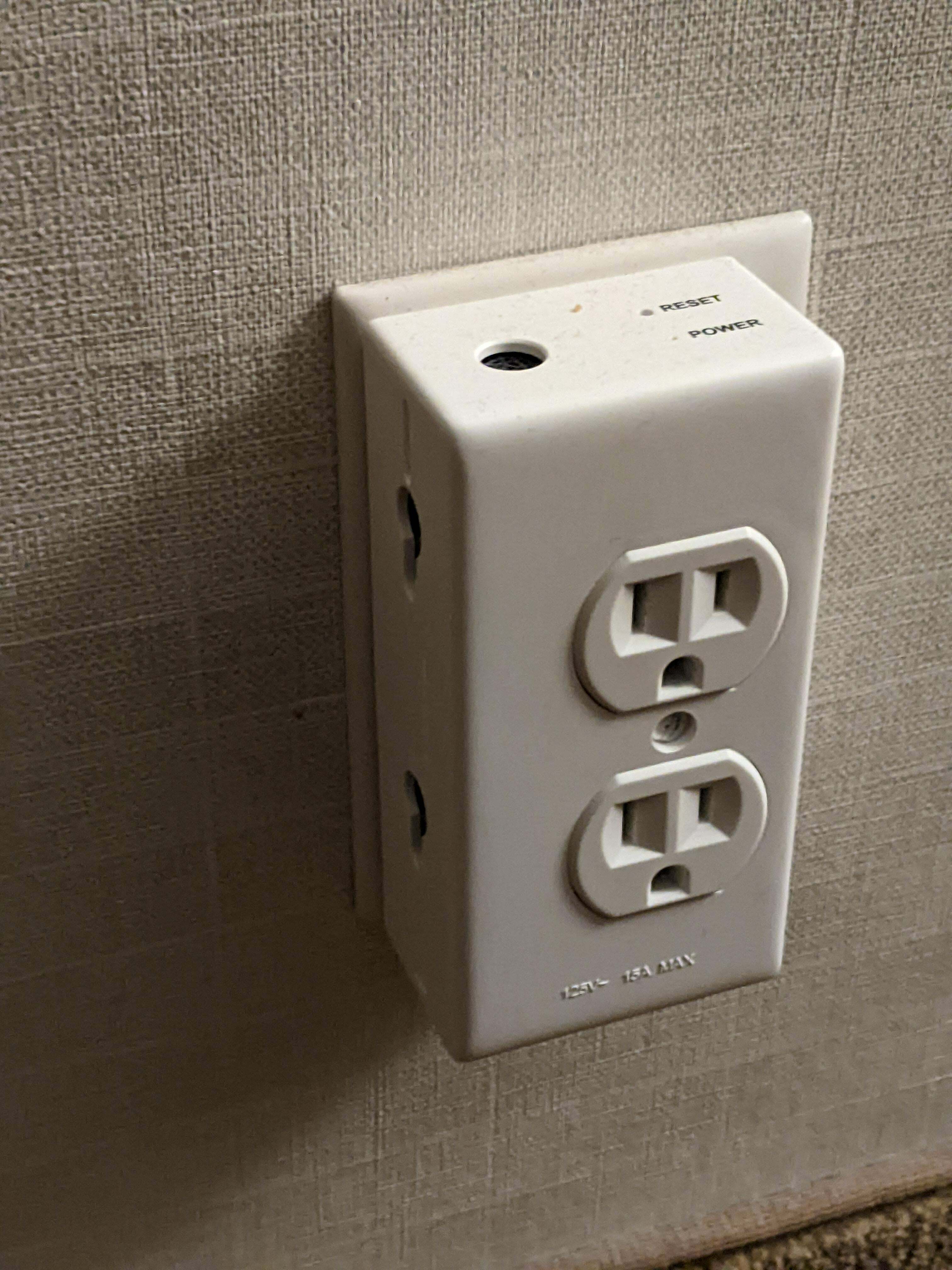 Qu'est-ce que cette boîte de prise électrique branchée sur les prises de mon hôtel ?