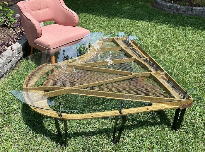 nouveau dans le magasin. table sur mesure fabriquée à partir d’une harpe de piano à queue des années 1920. unique en son genre et magnifique.