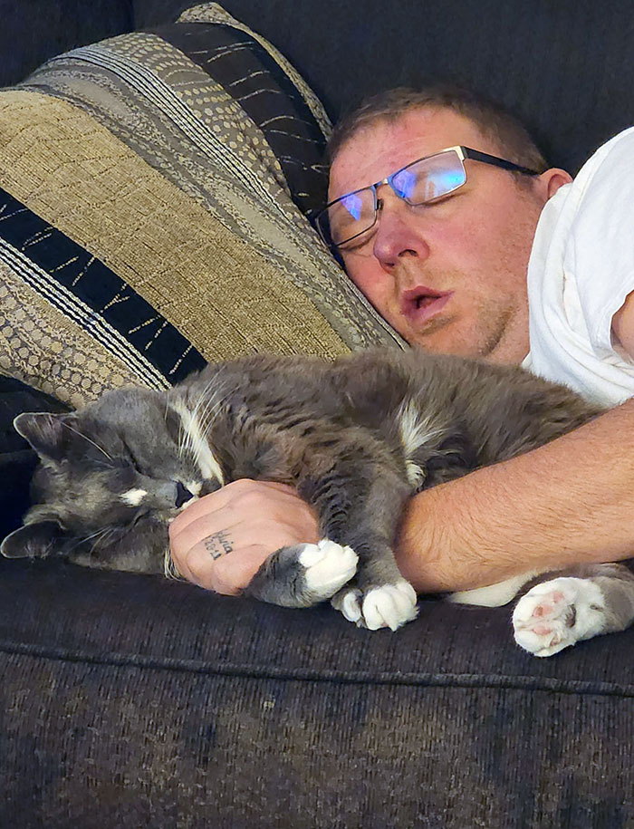 les deux hommes de ma vie font la sieste ensemble