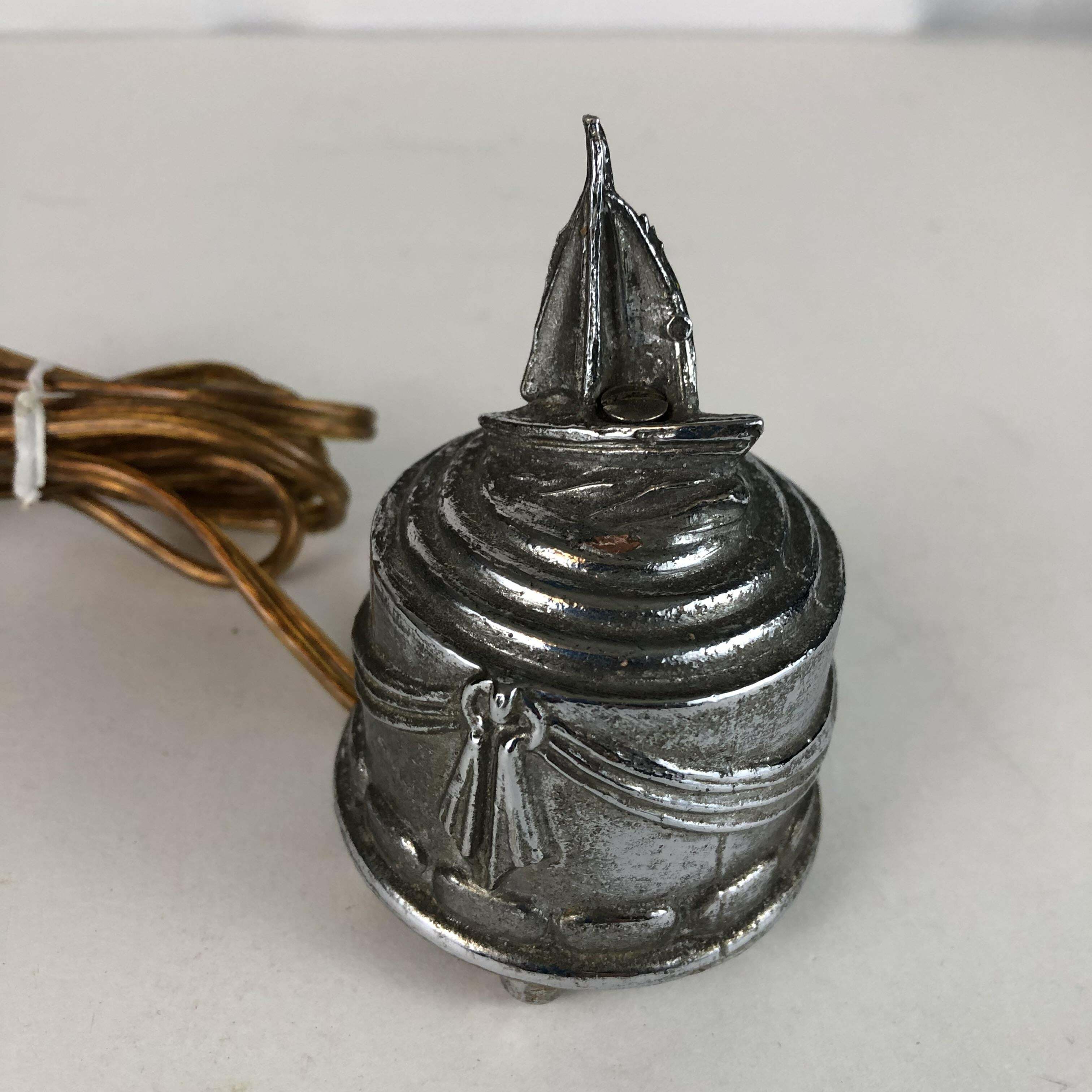 petit objet décoratif vintage en métal qui devient brûlant lorsqu'il est branché. (à débrancher immédiatement pour éviter tout risque d'incendie)