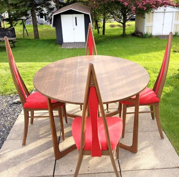 Regarde comme cet ensemble de table et de chaises de salle à manger rétro est bizarre !