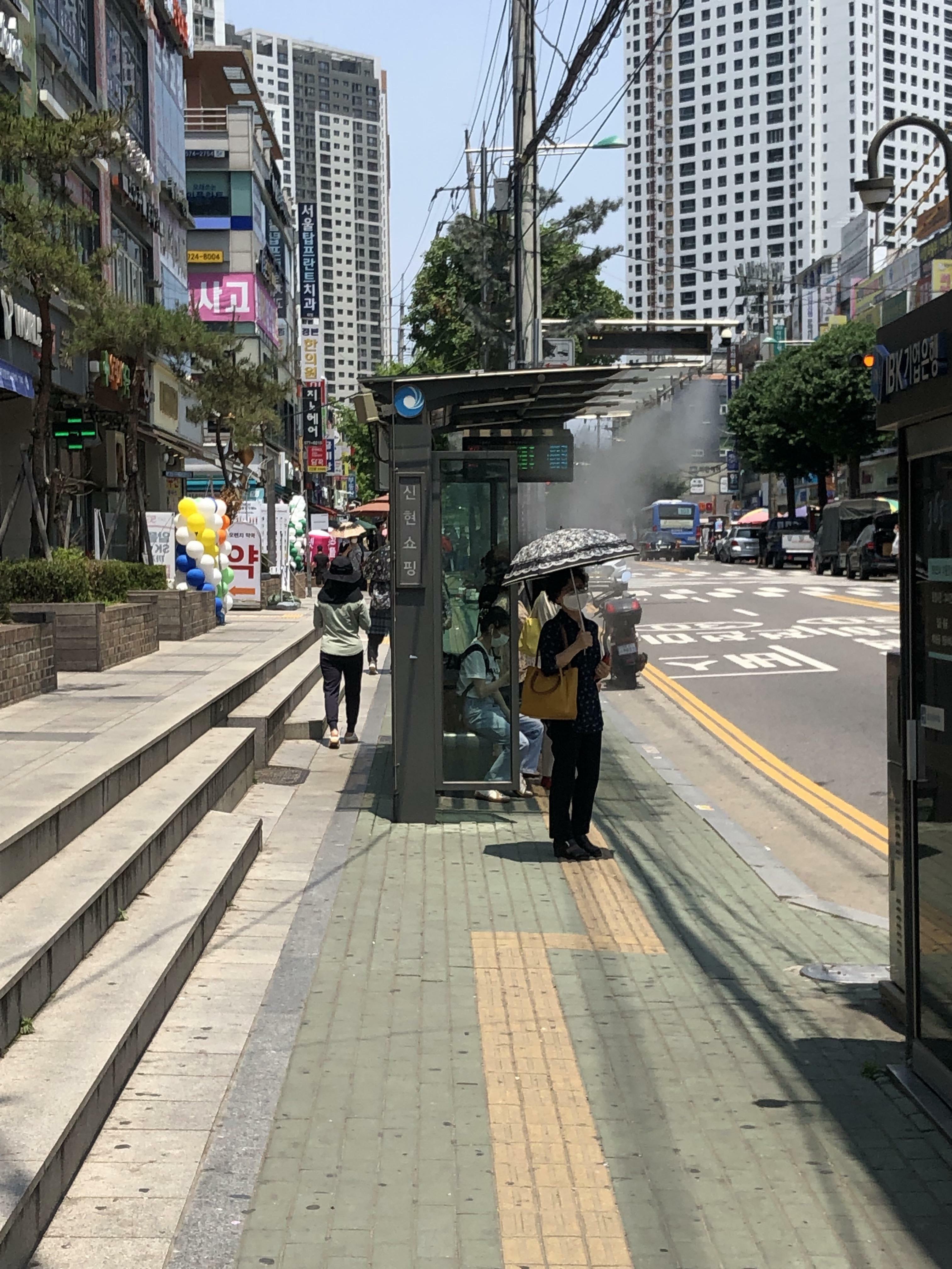 Arrêt de bus en Corée qui pulvérise de la brume pendant l'été pour garder les gens au frais.