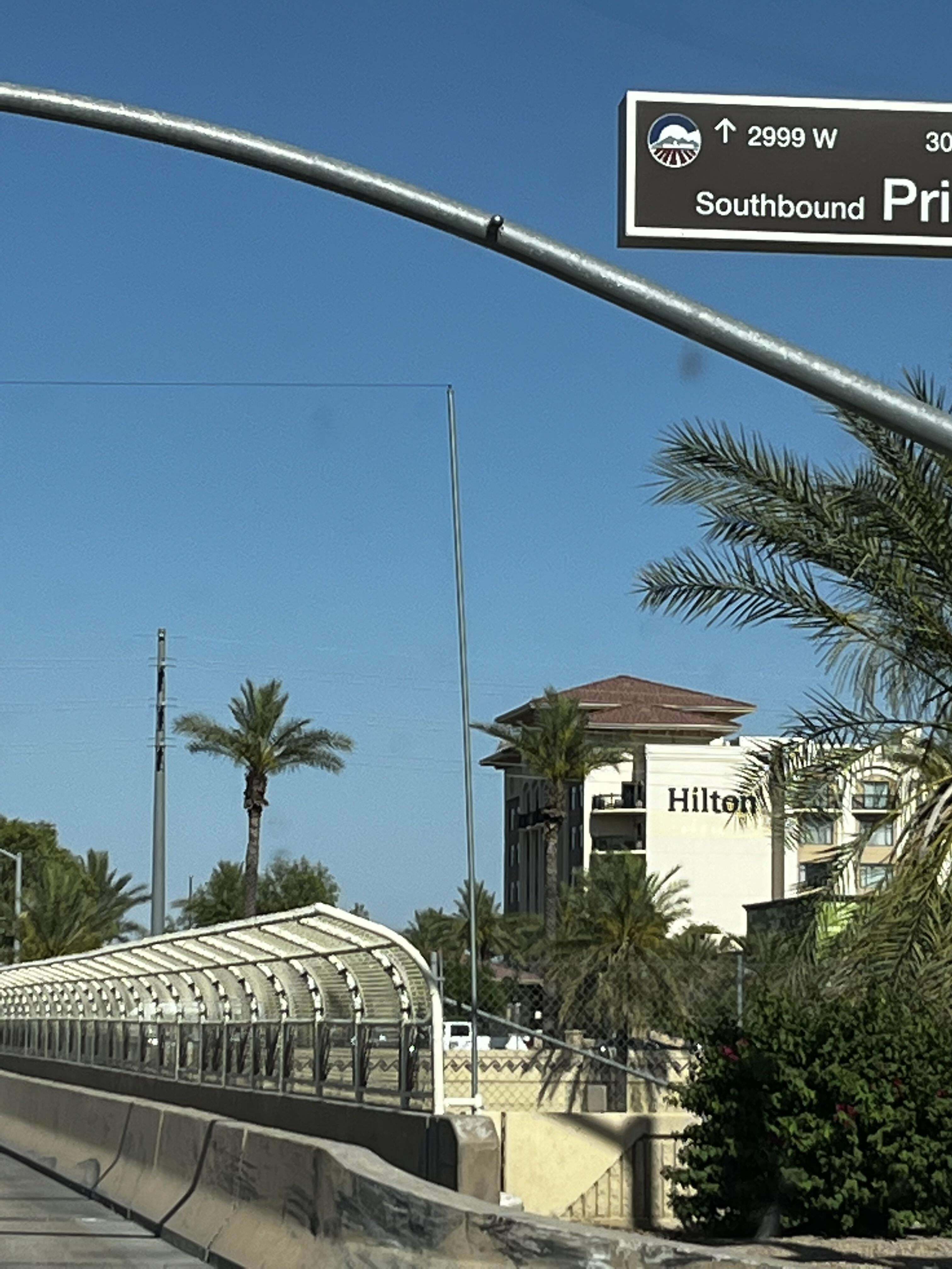 fils suspendus au-dessus des bretelles d'autoroutes à chandler et tempe arizona