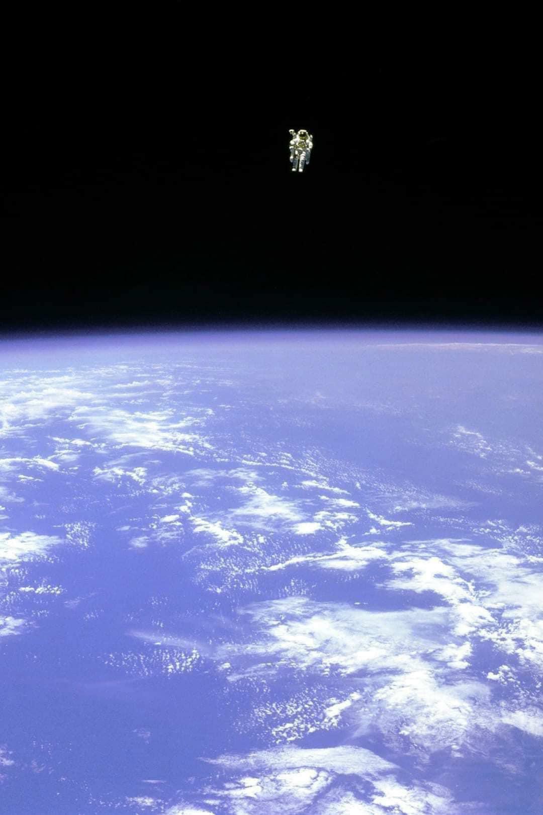 Peut-être la photographie spatiale la plus terrifiante à ce jour. L’astronaute Bruce McCandless II flotte complètement détaché, loin de la sécurité de la navette spatiale, sans rien d’autre que son unité de manœuvre habitée pour le maintenir en vie. C’est la première personne de l’histoire à le faire.