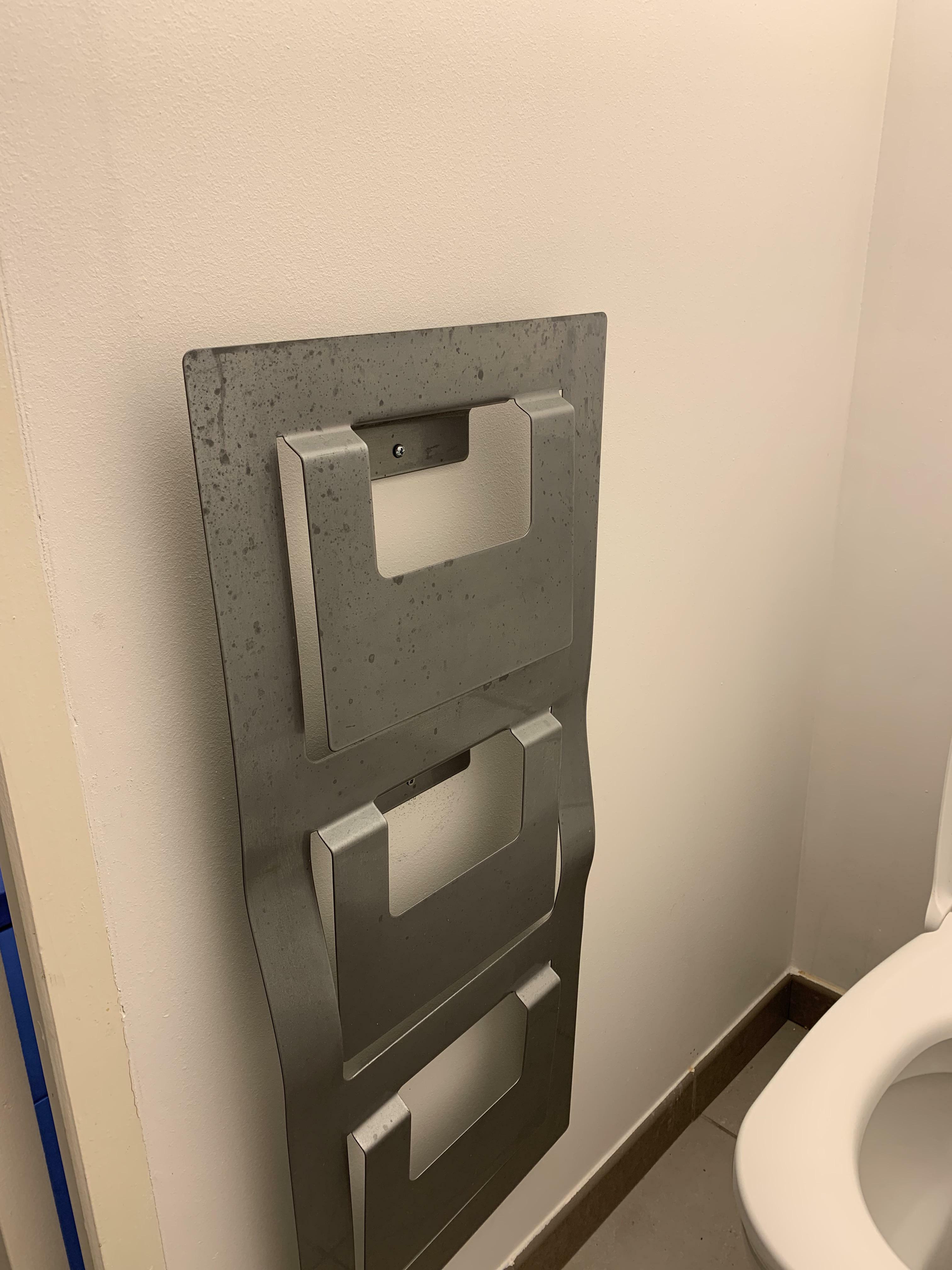 Cette pièce métallique est fixée au mur dans un wc de mon airbnb en France.