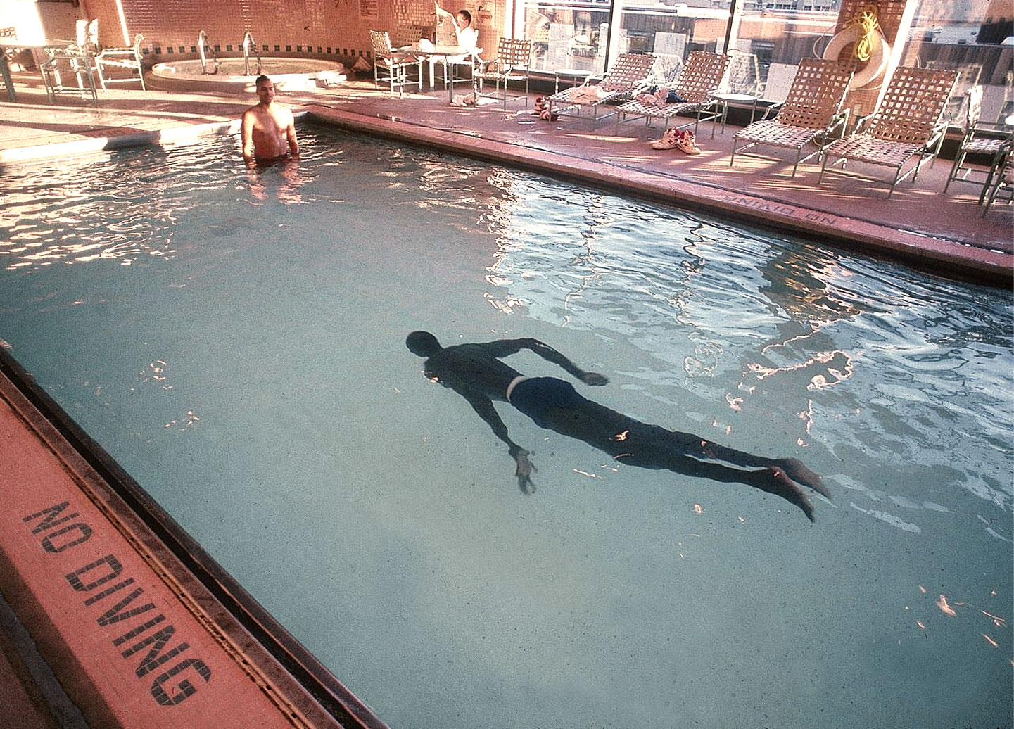 manute bol, le plus grand joueur de l’histoire de la nba (7’7″), natation