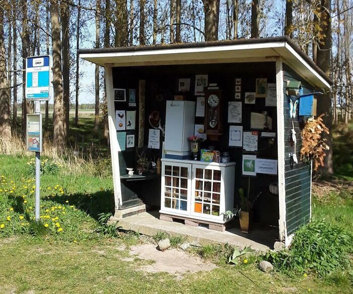 Il y a un arrêt de bus entièrement meublé juste à l’extérieur de ma ville.