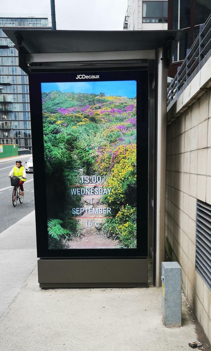 Cet arrêt de bus dispose d’un espace d’affichage numérique qui donne l’heure, le jour, la date et la température.