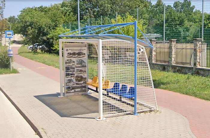 Cet arrêt de bus se trouve à côté d’un terrain de football