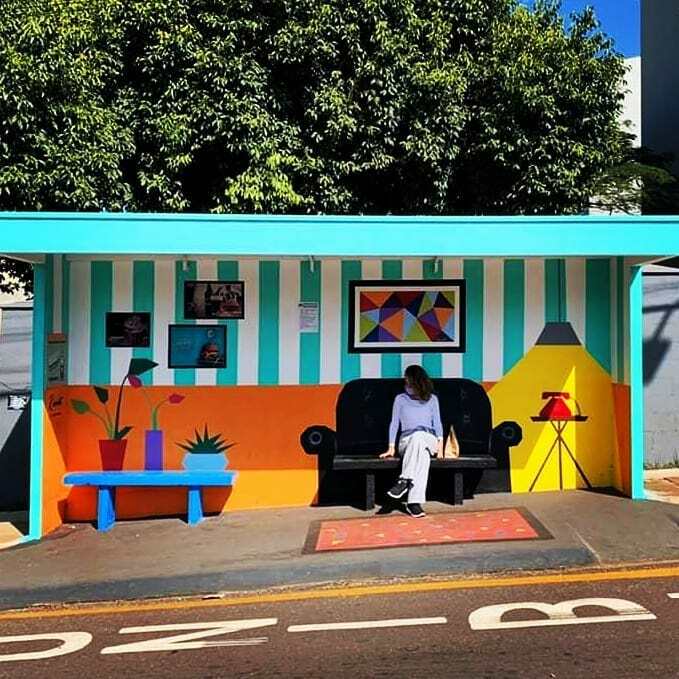 une femme d’affaires de cambé, paraná, a transformé un arrêt de bus avec une nouvelle structure et des peintures