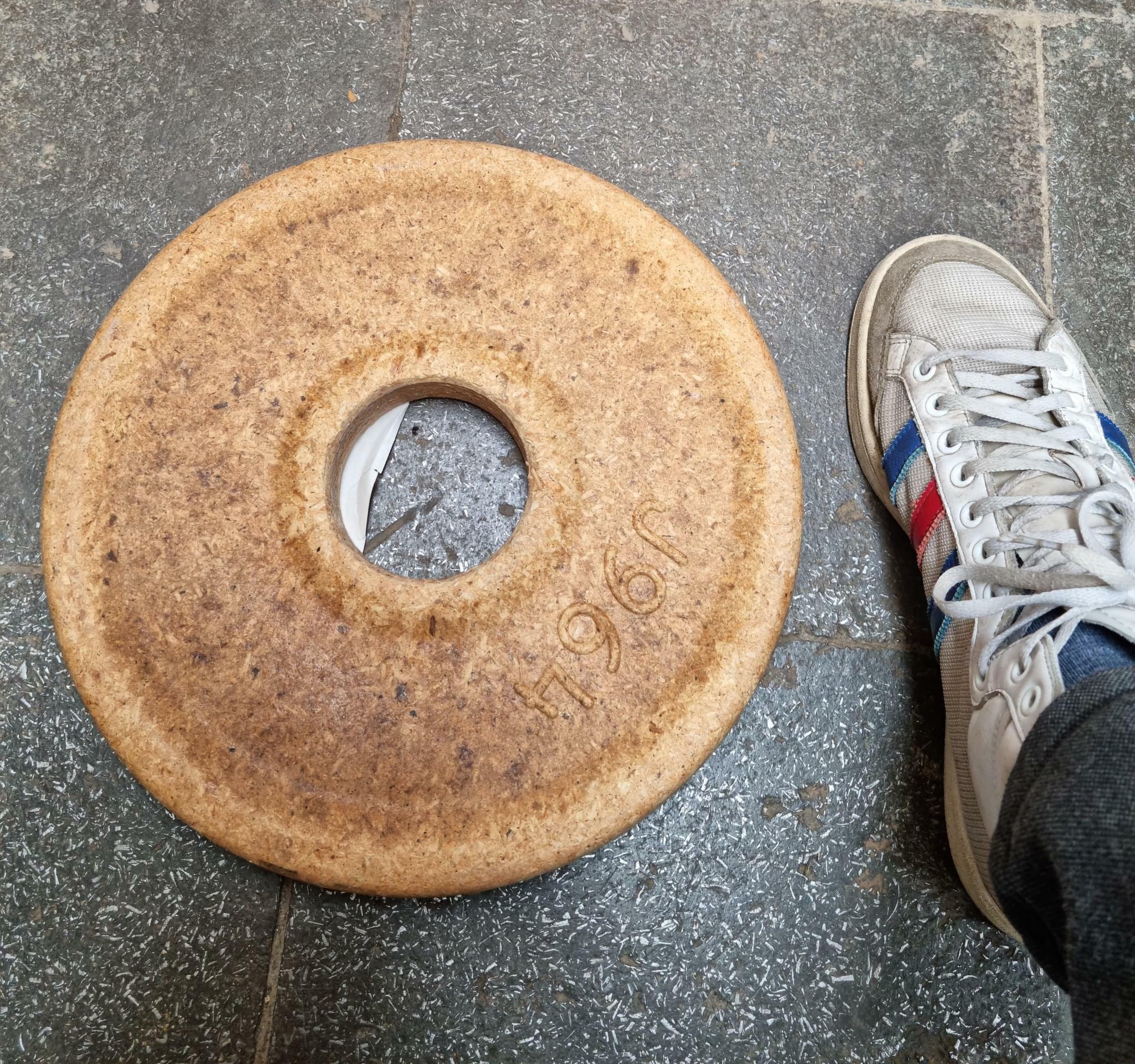 Qu’est-ce que c’est que ce truc en forme de beignet fait d’une sorte de carton recyclé ?