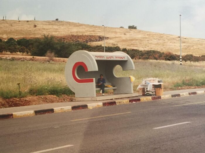 Ces arrêts de bus en Israël peuvent également être utilisés comme abris en cas de tirs de mortier (1997)