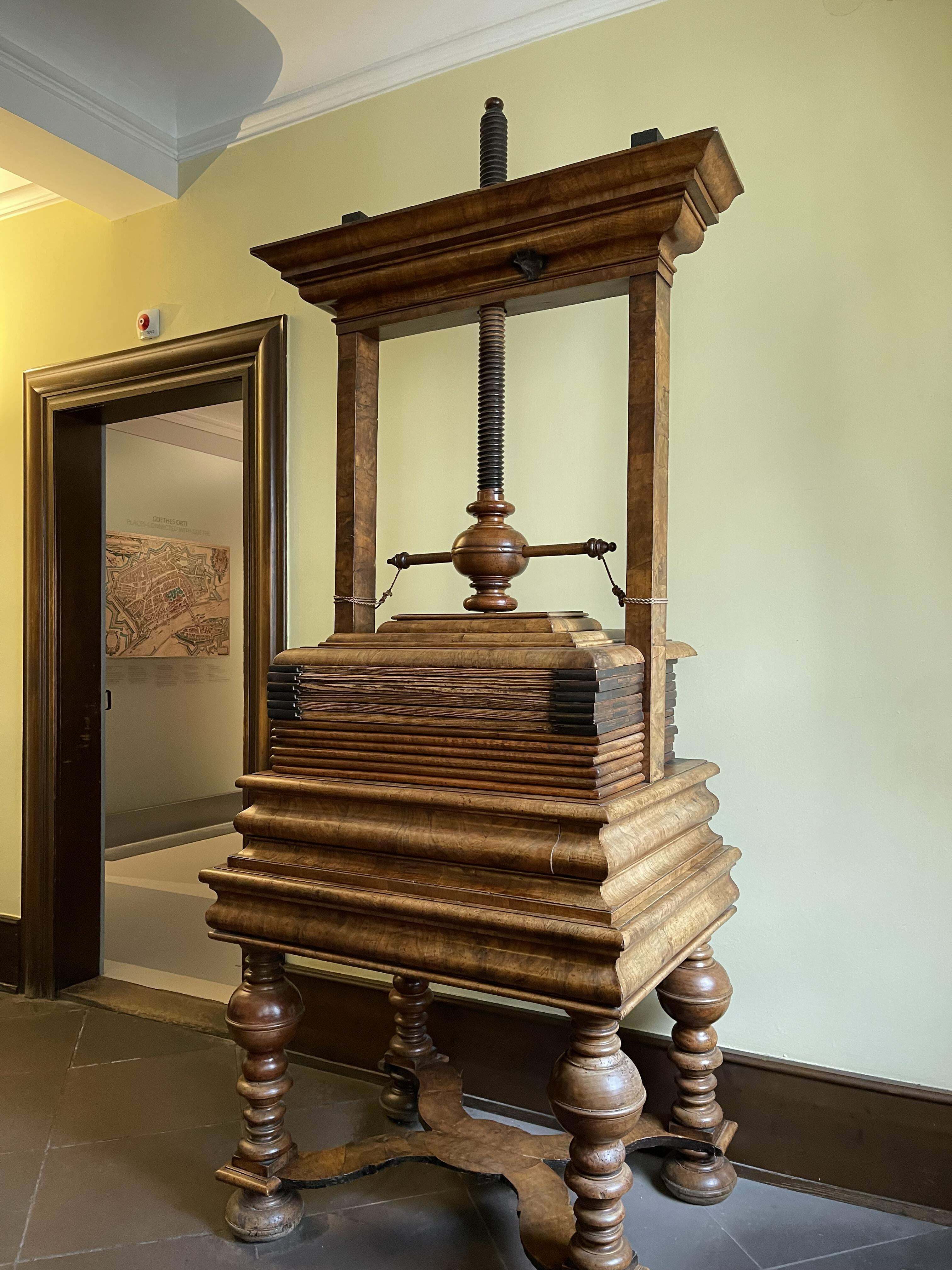 Qu'est-ce que c'est que cette chose ? Elle est en bois et mesure environ 2,5 mètres de haut, elle a été trouvée à l'intérieur de la maison de Goethe.